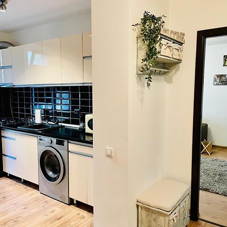 Thias Apartment -Parter, Langa Spitalul Marie Curie Boekarest Buitenkant foto