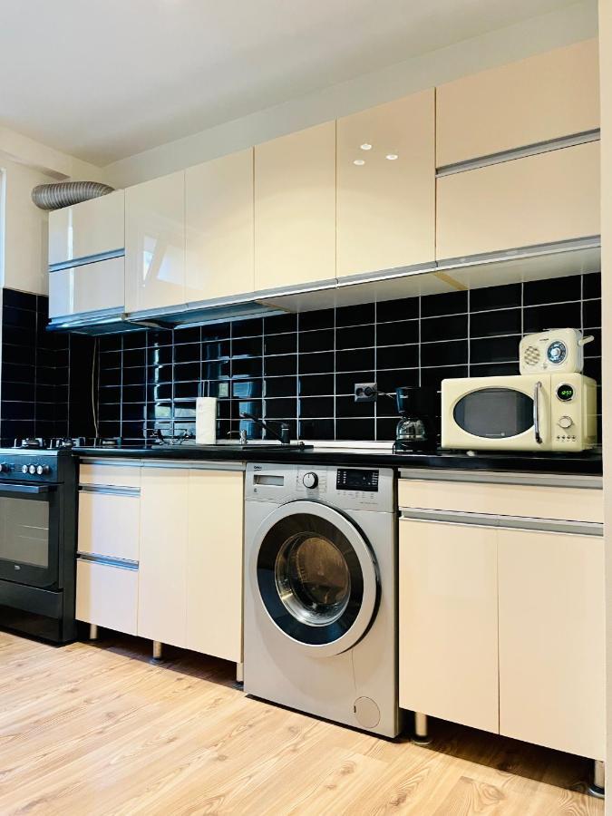 Thias Apartment -Parter, Langa Spitalul Marie Curie Boekarest Buitenkant foto
