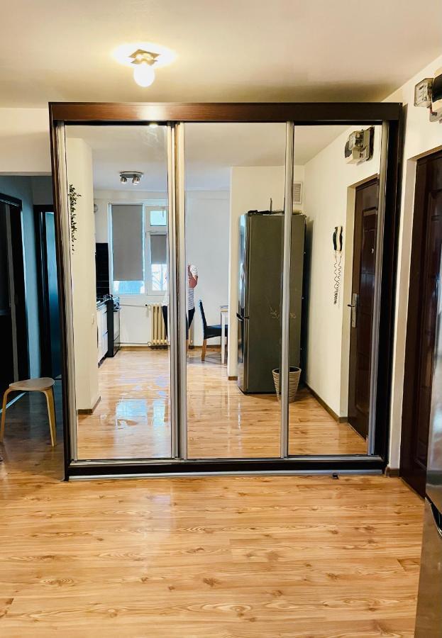 Thias Apartment -Parter, Langa Spitalul Marie Curie Boekarest Buitenkant foto