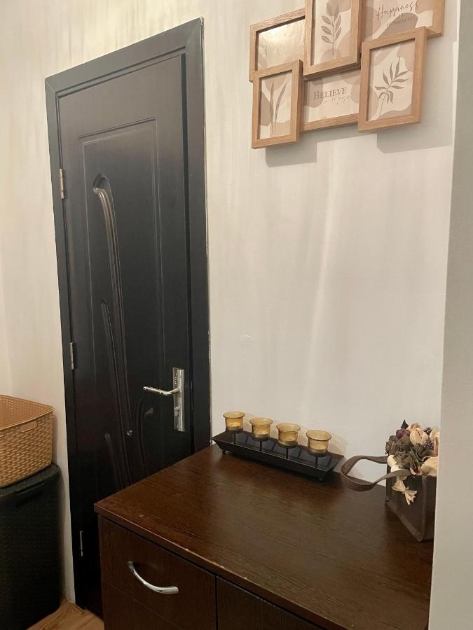 Thias Apartment -Parter, Langa Spitalul Marie Curie Boekarest Buitenkant foto