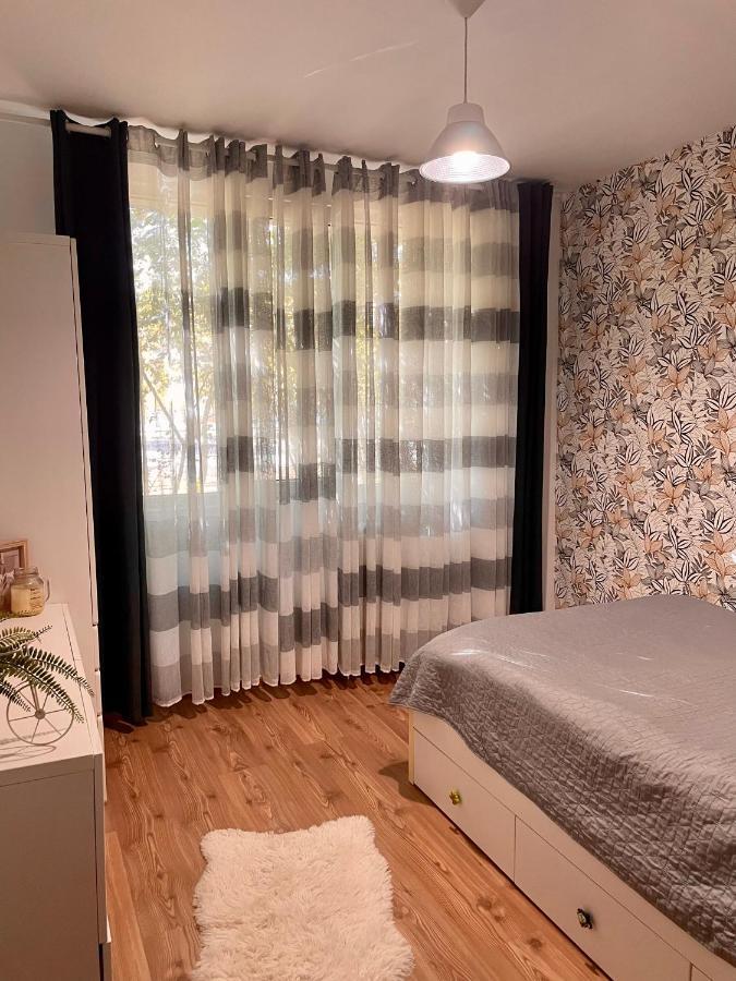Thias Apartment -Parter, Langa Spitalul Marie Curie Boekarest Buitenkant foto